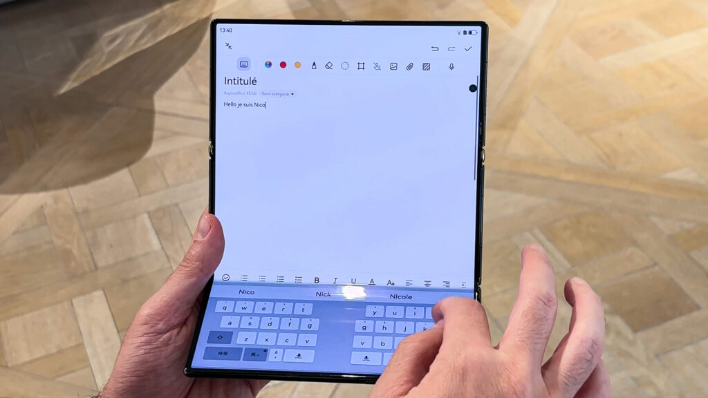 One of the screens can be used as a keyboard, while the other two serve as a tablet. // Source: Numerama