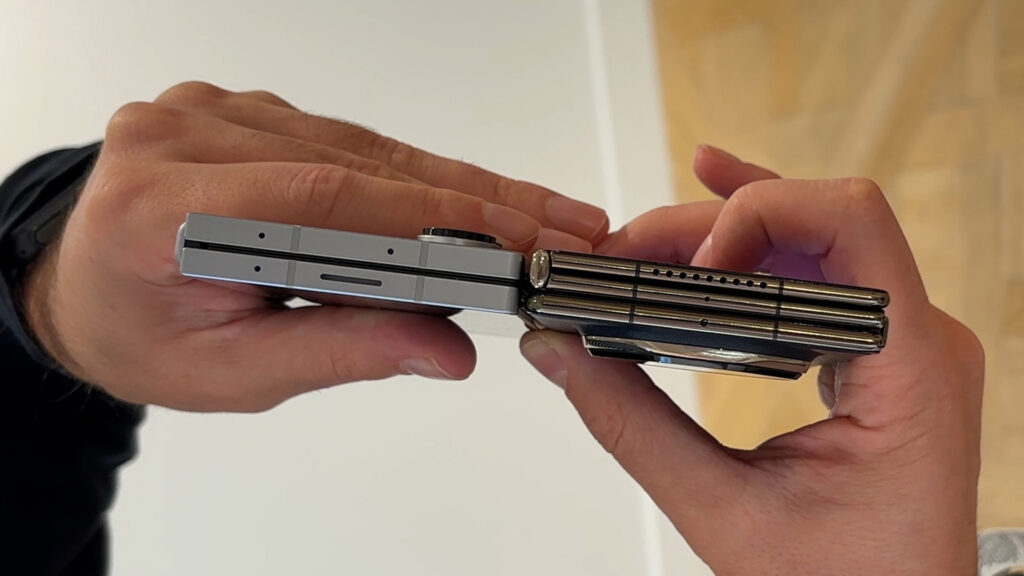 The thinness of a closed Galaxy Z Fold 6 (two layers) is equivalent to that of a Huawei Mate XT (3 layers). // Source: Numerama