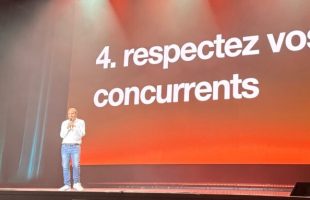 Xavier Niel à l’Olympia. // Source : Numerama