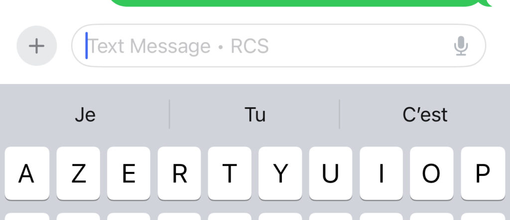 Dans iOS 18, l'application Messages indique quand un message vert est un SMS ou un RCS.