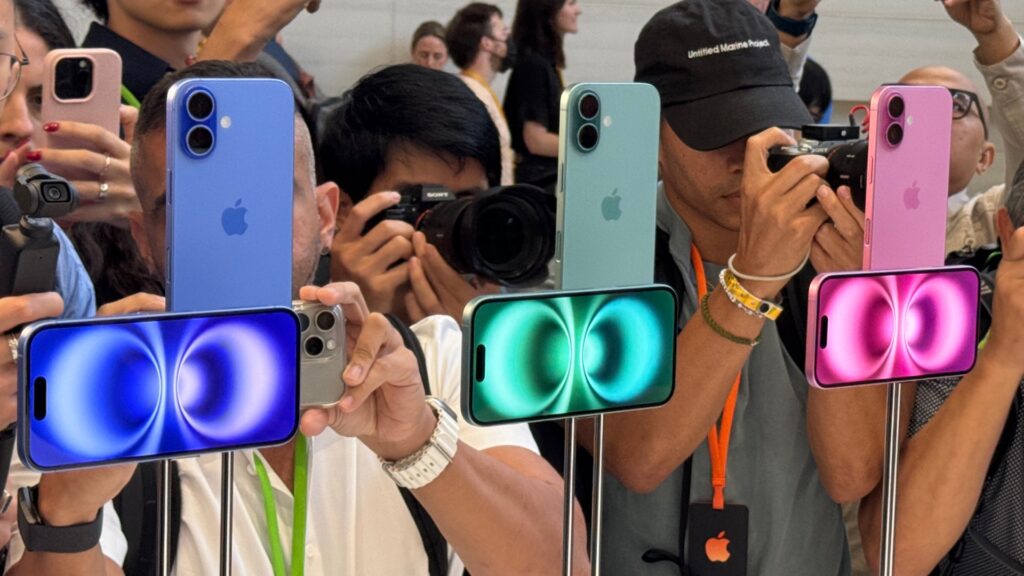 Toutes les couleurs pétillantes des iPhone 16, en plus des plus classiques blanc et noir. // Source : Numerama