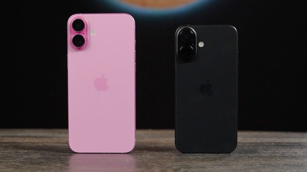 L'iPhone 16 Plus et l'iPhone 16. // Source : Alfred Tertrais / Numerama