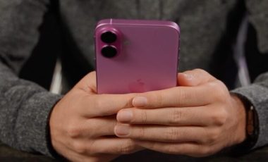L'iPhone 16 rose. // Source : Alfred Tertrais / Numerama L'iPhone 16 rose. // Source : Alfred Tertrais / Numerama