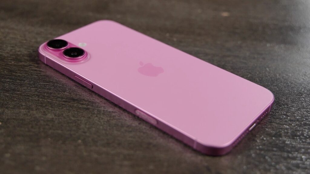 L'iPhone 16 Plus en rose est somptueux. // Source : Alfred Tertrais / Numerama