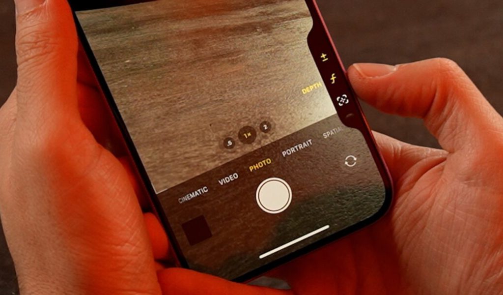 L'interface du bouton Camera Control est brillante, avec des raccourcis qui dépassent du téléphone. On peut les toucher pour gagner du temps. // Source : Alfred Tertrais pour Numerama