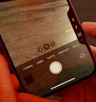 L'interface du bouton Camera Control est brillante, avec des raccourcis qui dépassent du téléphone. On peut les toucher pour gagner du temps. // Source : Alfred Tertrais pour Numerama