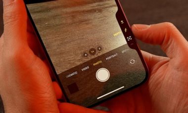 L'interface du bouton Camera Control est brillante, avec des raccourcis qui dépassent du téléphone. On peut les toucher pour gagner du temps. // Source : Alfred Tertrais pour Numerama