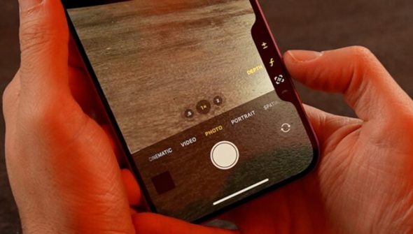 L'interface du bouton Camera Control est brillante, avec des raccourcis qui dépassent du téléphone. On peut les toucher pour gagner du temps. // Source : Alfred Tertrais pour Numerama