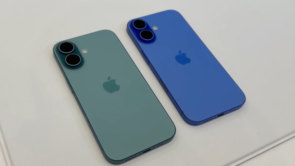 On adore les nouvelles couleurs de l'iPhone 16. Sur cette image, on peut apercevoir le nouveau bouton Camera Control et la nouvelle disposition du module caméra.