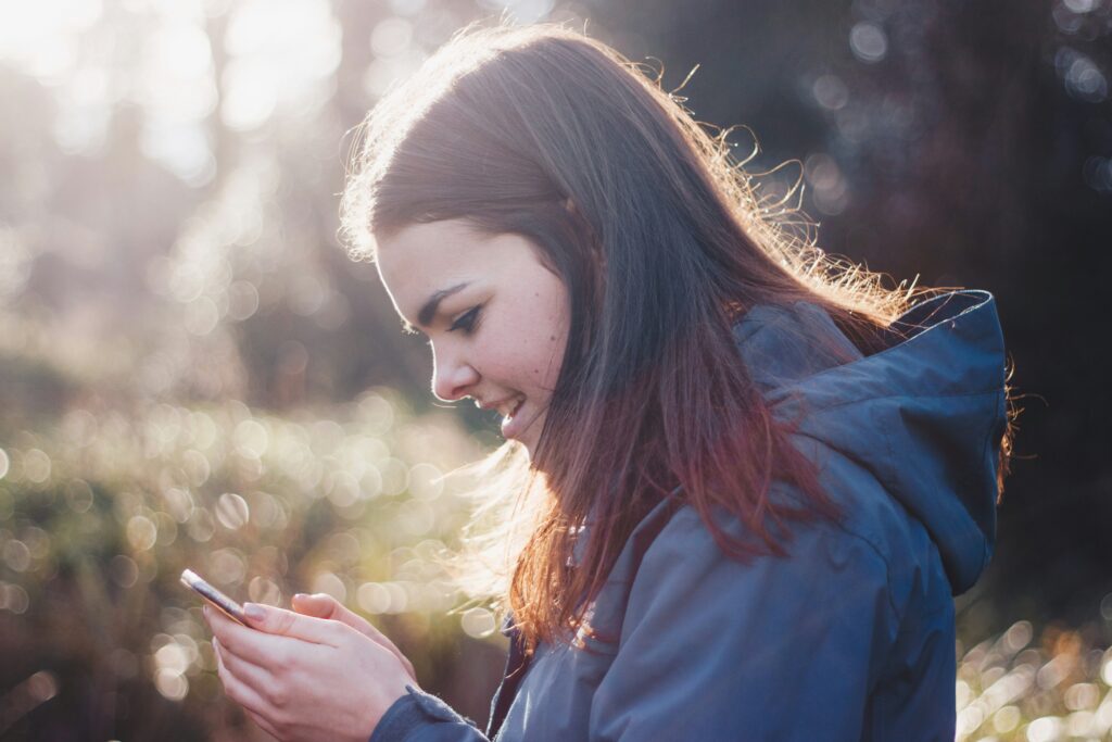 Avec une dose de sensibilisation, de la prudence et un bon outil de cybersécurité, les risques d'arnaques sont nettement réduits // Source : Luke Porter via Unsplash