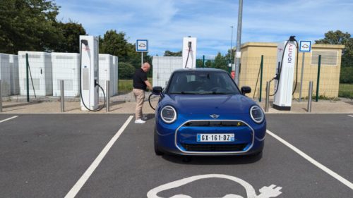 Mini Cooper SE en recharge rapide chez Ionity  // Source : Raphaelle Baut pour Numerama