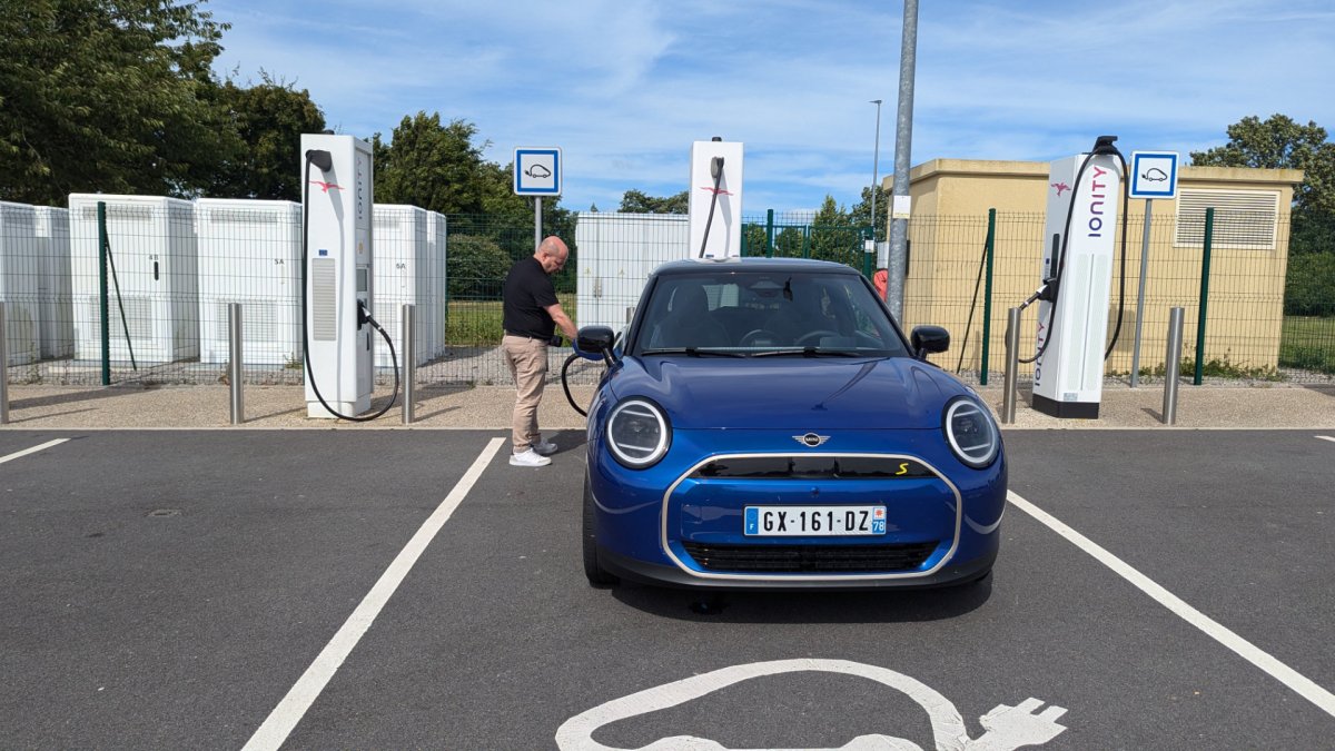 Mini Cooper SE en recharge rapide chez Ionity  // Source : Raphaelle Baut pour Numerama