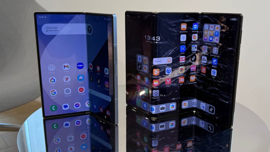 Le Galaxy Z Fold 6 et le Huawei Mate XT Ultimate. // Source : Numerama