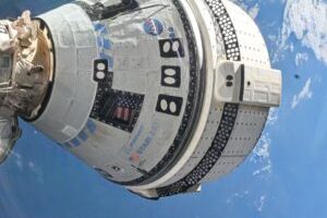 Le Starliner arrimé à l'ISS. // Source : Flickr/CC/Nasa Johnson (photo modifiée) Le Starliner arrimé à l'ISS. // Source : Flickr/CC/Nasa Johnson (photo modifiée)