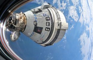 Le Starliner arrimé à l'ISS. // Source : Flickr/CC/Nasa Johnson (photo modifiée)