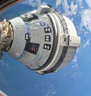 Le Starliner arrimé à l'ISS. // Source : Flickr/CC/Nasa Johnson (photo modifiée) Le Starliner arrimé à l'ISS. // Source : Flickr/CC/Nasa Johnson (photo modifiée)