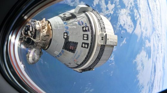 Le Starliner arrimé à l'ISS. // Source : Flickr/CC/Nasa Johnson (photo modifiée) Le Starliner arrimé à l'ISS. // Source : Flickr/CC/Nasa Johnson (photo modifiée)