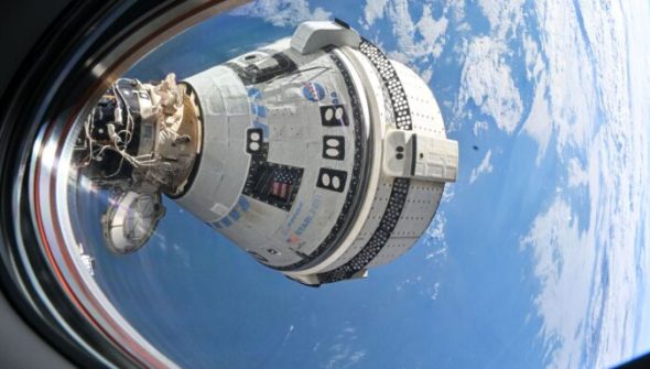 Le Starliner arrimé à l'ISS. // Source : Flickr/CC/Nasa Johnson (photo modifiée) Le Starliner arrimé à l'ISS. // Source : Flickr/CC/Nasa Johnson (photo modifiée)