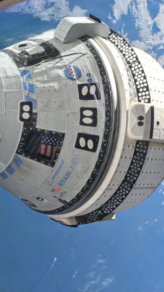 Le Starliner arrimé à l'ISS. // Source : Flickr/CC/Nasa Johnson (photo modifiée) Le Starliner arrimé à l'ISS. // Source : Flickr/CC/Nasa Johnson (photo modifiée)