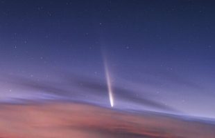 La comète vue depuis le Chili. // Source : Via @YBeletsky (photo recadrée)