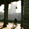 Vélo dans Paris sous le pont de métro à Bercy