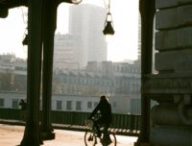 Vélo dans Paris sous le pont de métro à Bercy