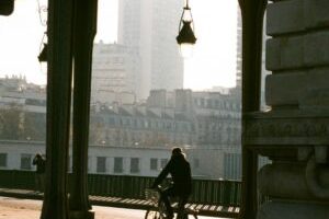 Vélo dans Paris sous le pont de métro à Bercy