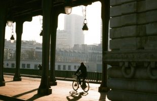 Vélo dans Paris sous le pont de métro à Bercy