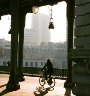 Vélo dans Paris sous le pont de métro à Bercy