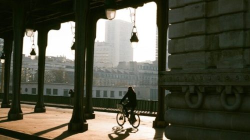 Vélo dans Paris sous le pont de métro à Bercy