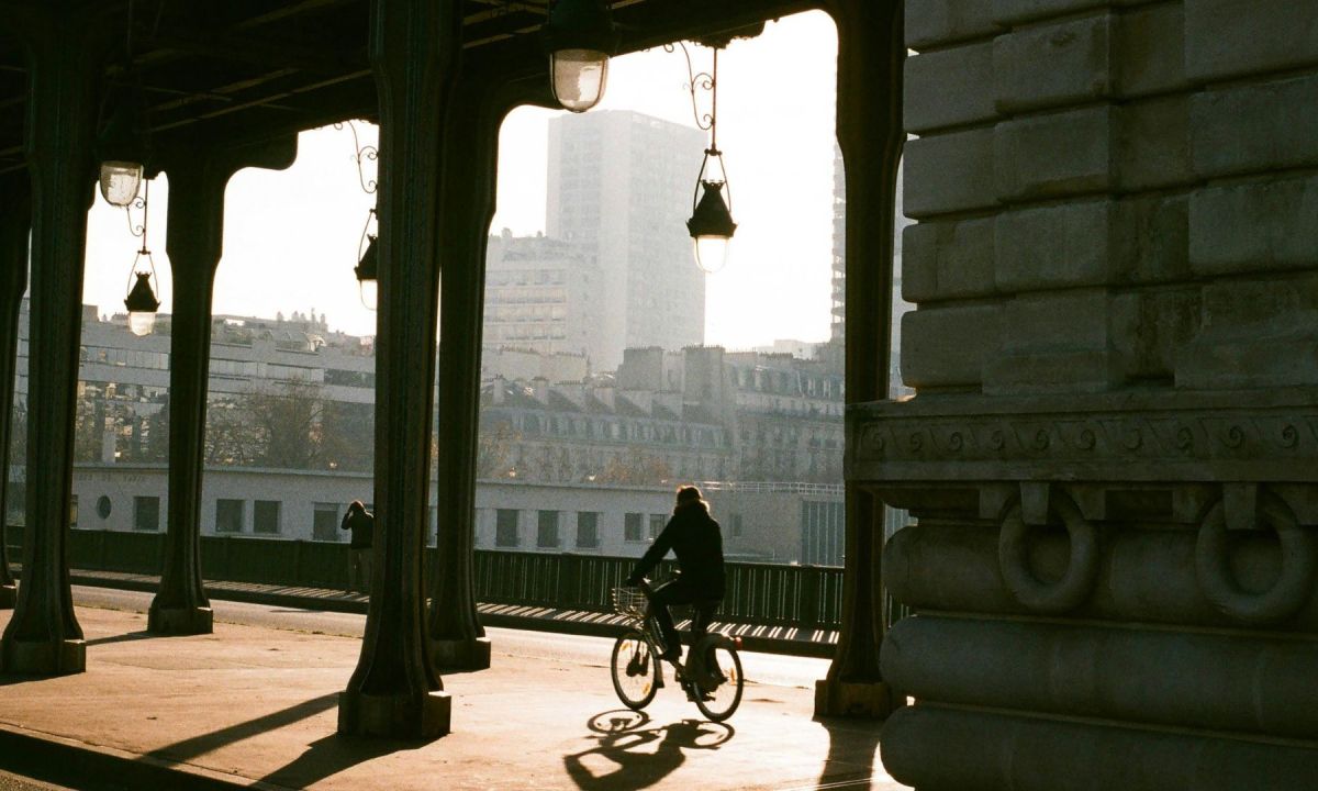 Vélo dans Paris sous le pont de métro à Bercy