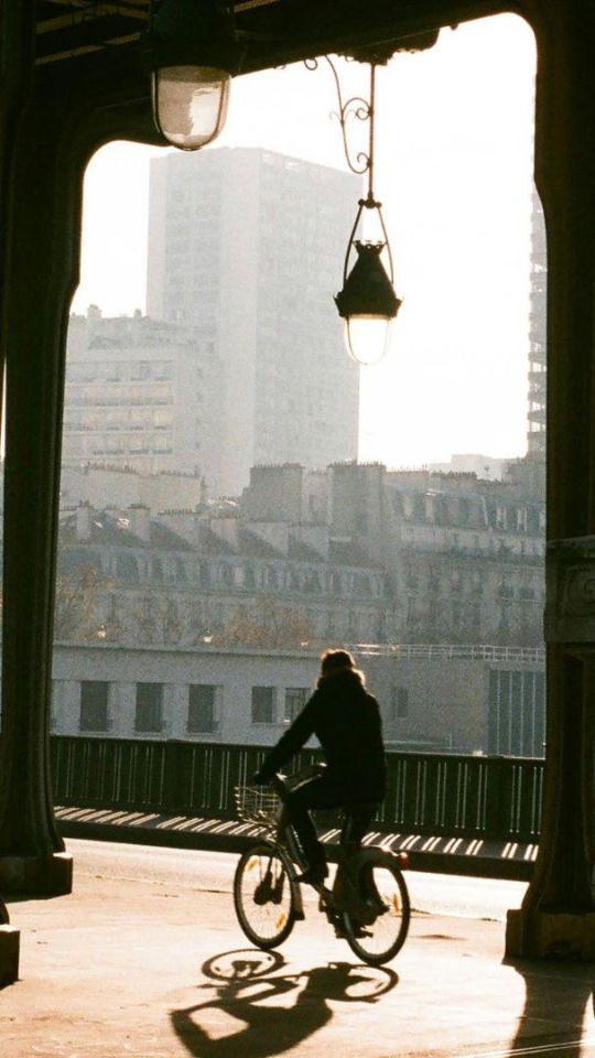 Vélo dans Paris sous le pont de métro à Bercy