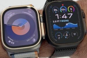 L'Apple Watch Ultra 2 reste au catalogue, désormais en deux couleurs. Elle conserve l'ancienne puce.