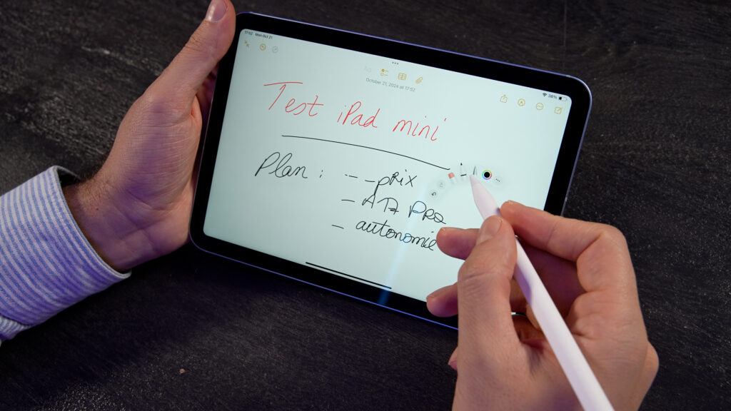 L'iPad mini supporte l'Apple Pencil Pro, avec le nouveau menu rapide pour accéder aux outils. // Source : Alfred Tertrais / Numerama