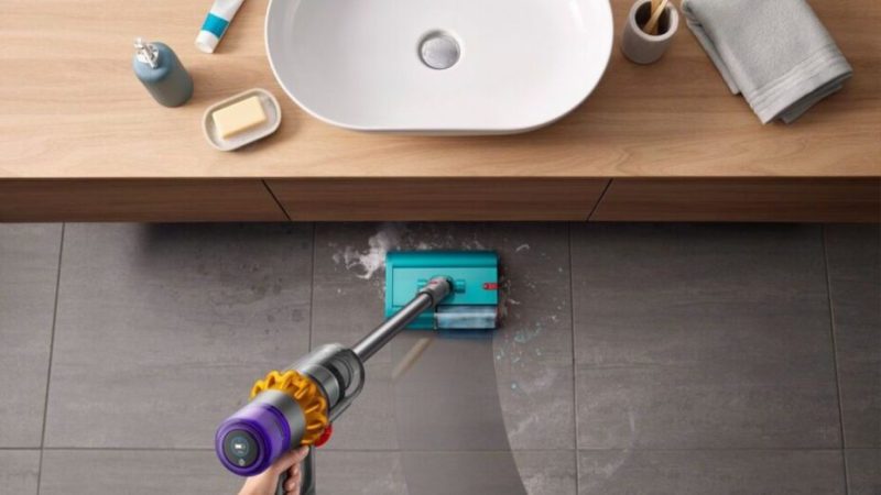 L’un des meilleurs aspirateurs balais Dyson, qui aspire et lave les sols, est 150 € moins cher