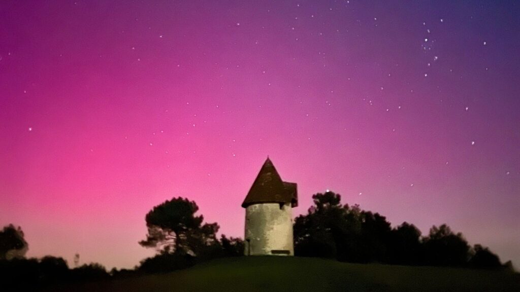 Les aurores boréales photographiées en Dordogne avec un moulin solitaire. // Source : Via X @XploraSpace (photo recadrée)