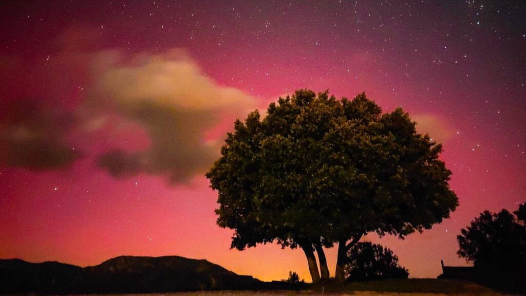 Aurore boréale depuis le sud de l'Ardèche. // Source : Via X @nouchka07 (photo recadrée)