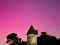Les aurores boréales photographiées en Dordogne avec un moulin solitaire. // Source : Via X @XploraSpace (photo recadrée)