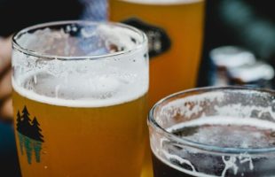 Pintes de bière. // Source : Unsplash (image recadrée)