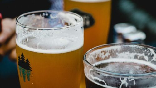 Pintes de bière. // Source : Unsplash (image recadrée)