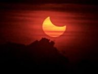 L'éclipse vue depuis Hawaï. // Source : Via X @Volcanoes_NPS (photo recadrée)