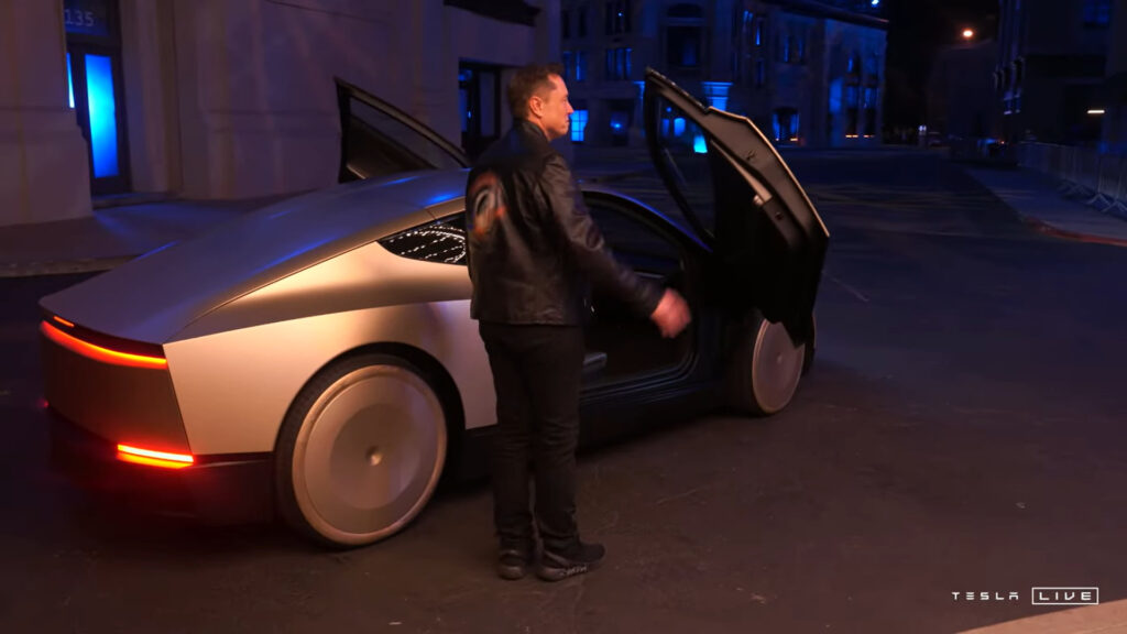 Elon Musk et son nouveau jouet Cybercab // Source : Capture conférence Tesla