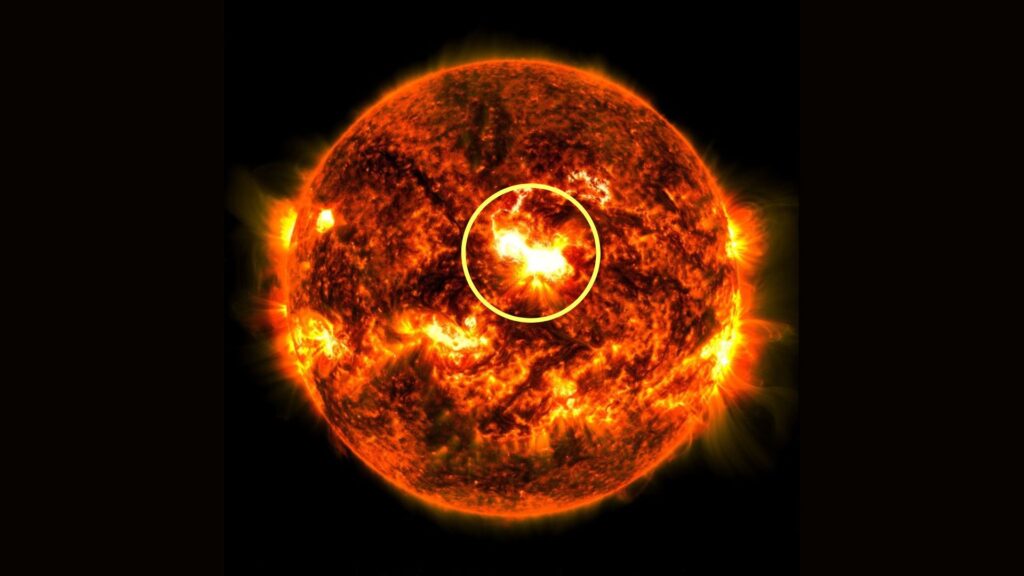 L'éruption solaire. // Source : NASA/SDO (annotation Numerama)