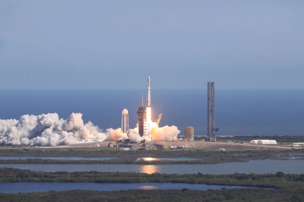 Memorable photos of the takeoff of SpaceX’s Falcon Heavy rocket