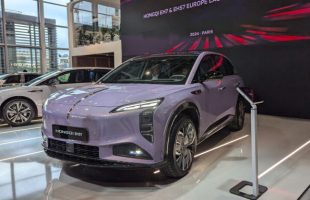 Hongqi EHS7 au Mondial de Paris // Source : Raphaelle Baut pour Numerama 