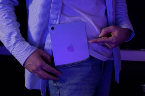 L'iPad mini 2024 dans une poche. // Source : Alfred Tertrais / Numerama L'iPad mini 2024 dans une poche. // Source : Alfred Tertrais / Numerama