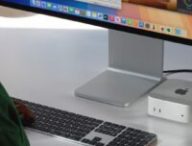 À côté d'un écran, le Mac mini 2024 semble tout petit.