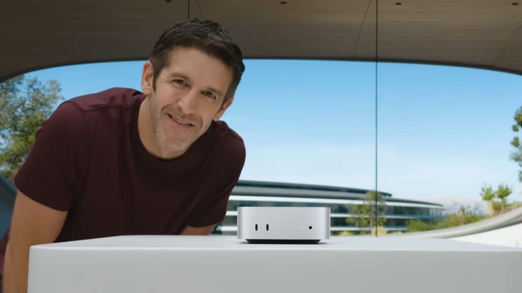 John Ternus et le Mac mini M4. // Source : Apple John Ternus et le Mac mini M4. // Source : Apple