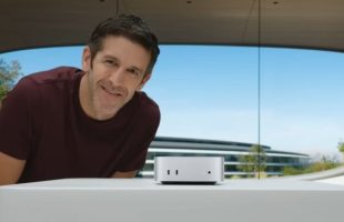 John Ternus et le Mac mini M4. // Source : Apple