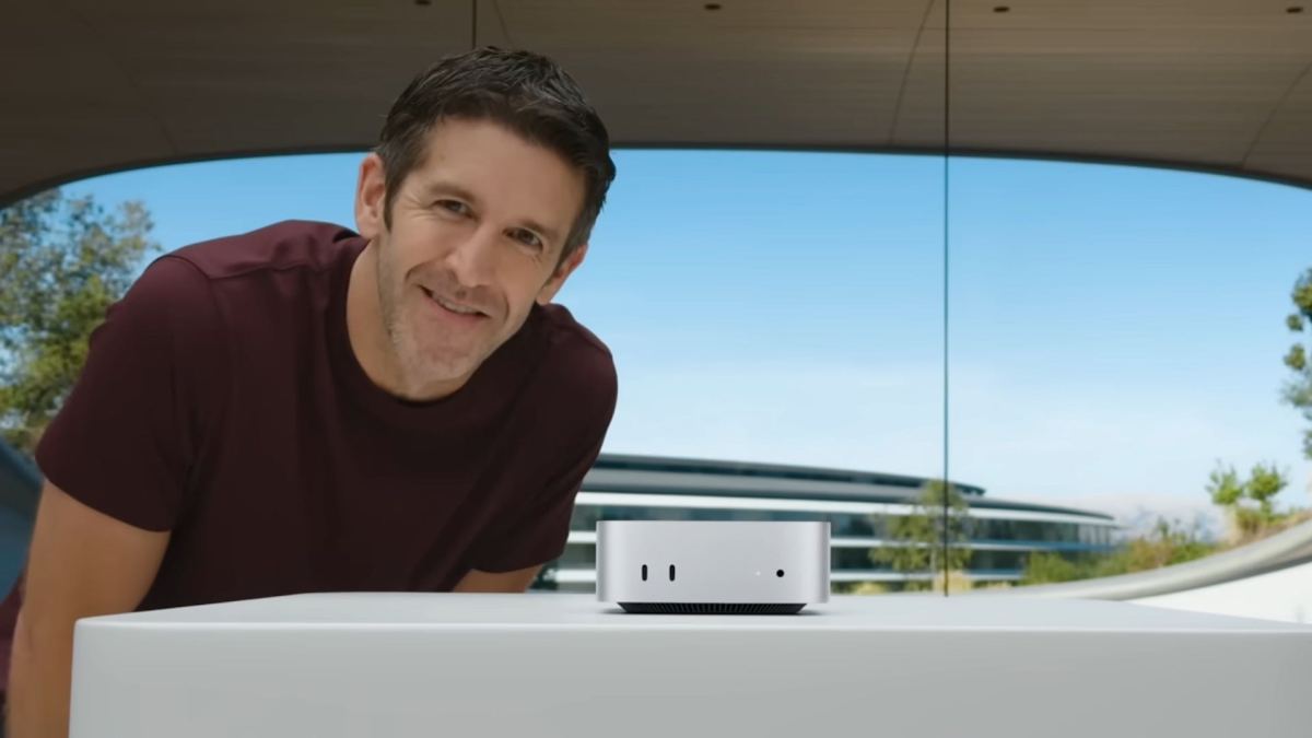 John Ternus et le Mac mini M4. // Source : Apple